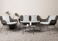 DAVAO-sohvasetti sohvapöydällä