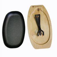 Soikea valurautapannu puualustalla