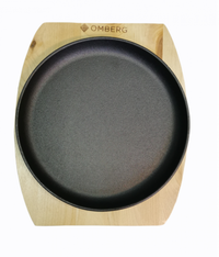 Pyöreä valurautapannu puualustalla