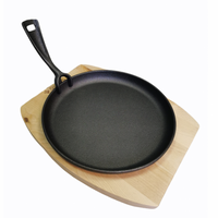 Pyöreä valurautapannu puualustalla