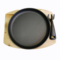 Pyöreä valurautapannu puualustalla