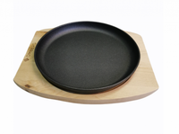 Pyöreä valurautapannu puualustalla