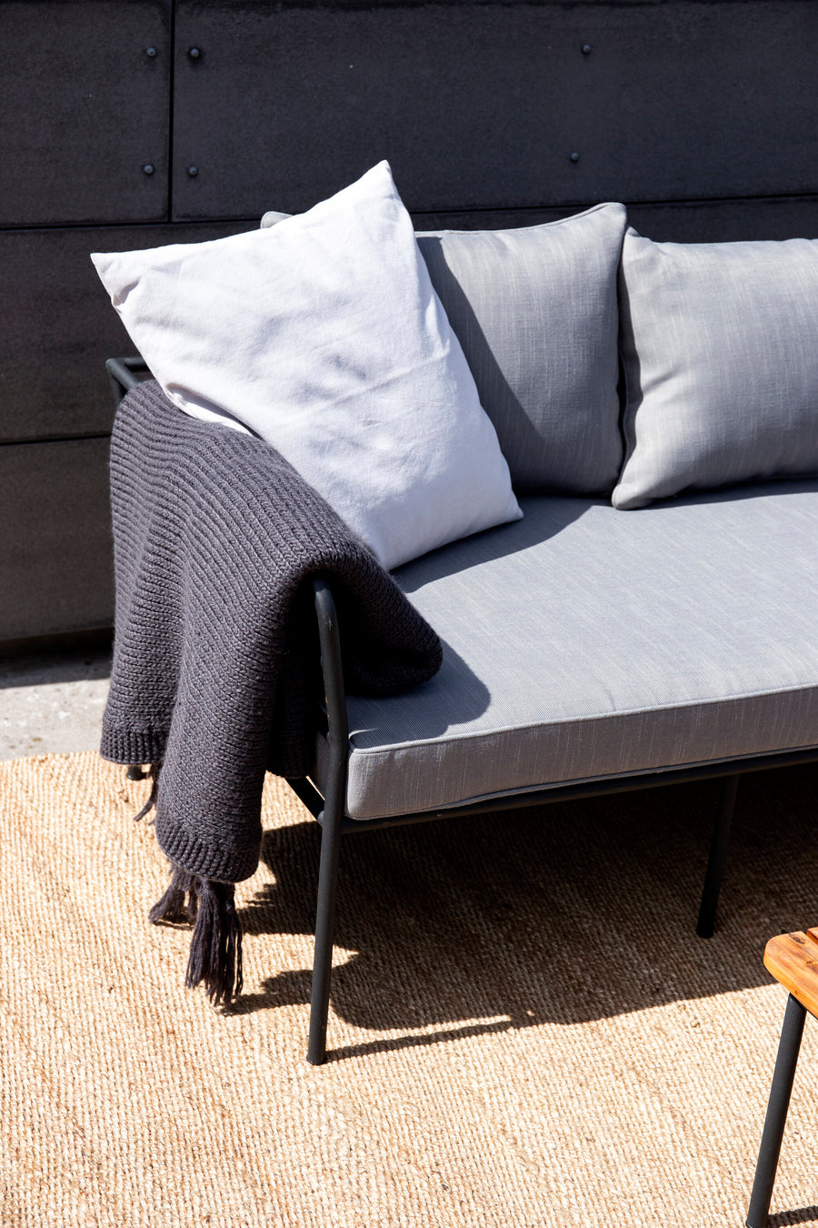 PENH kulmasohvaryhmä sohvapöydällä