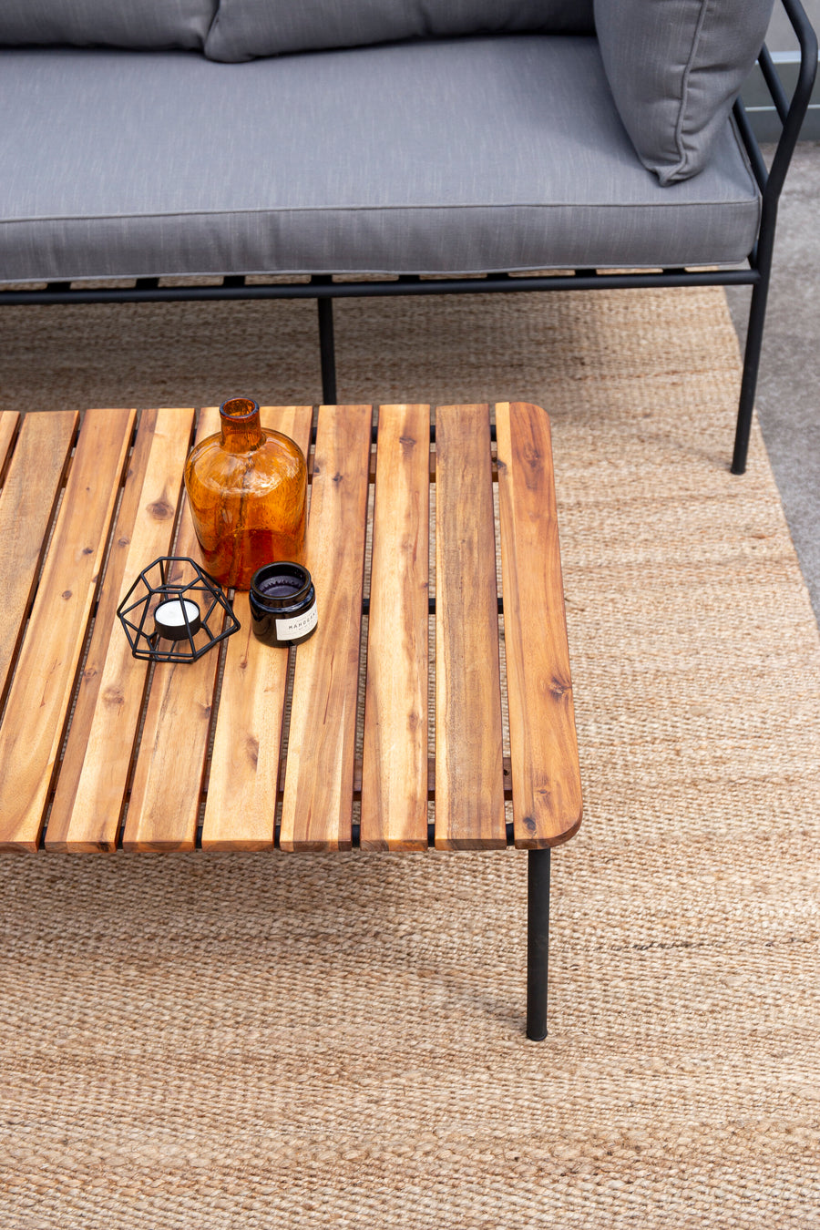 PENH kulmasohvaryhmä sohvapöydällä