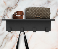 Hylly, jossa on koukkuja