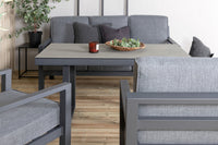 Barcelona-sohvasetti sohvapöydällä