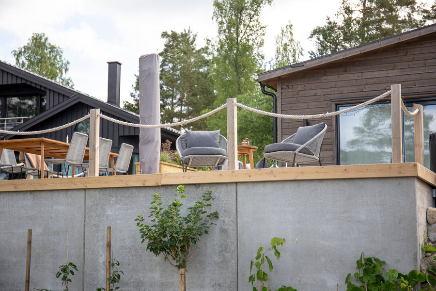 Ruokailuryhmä Chania, jossa 2 Lindos-ruokatuolia 