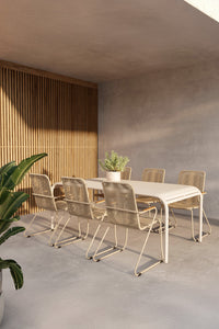 Borneo ruokailuryhmä Bois-tuoleilla 