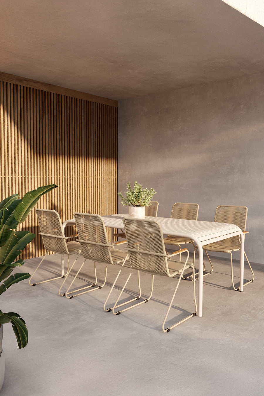 Borneo ruokailuryhmä Bois-tuoleilla 