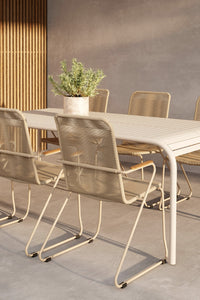 Borneo ruokailuryhmä Bois-tuoleilla 