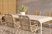 Borneo ruokailuryhmä Bois-tuoleilla 