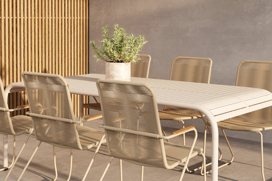 Borneo ruokailuryhmä Bois-tuoleilla 