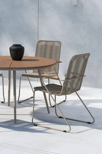 San Vito -ruokaryhmä Bois-tuoleilla 