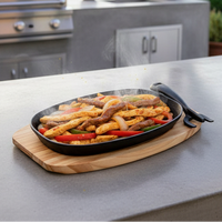 Sizzling plate i gjutjärn med träunderlägg